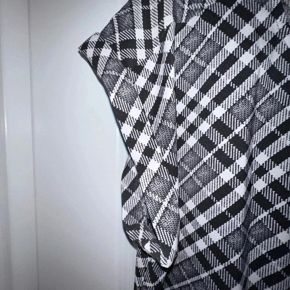 Express Black and White Short Sleeve Blouse - Picture 5 of 10